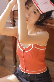 一边亲着一边摸下的视频